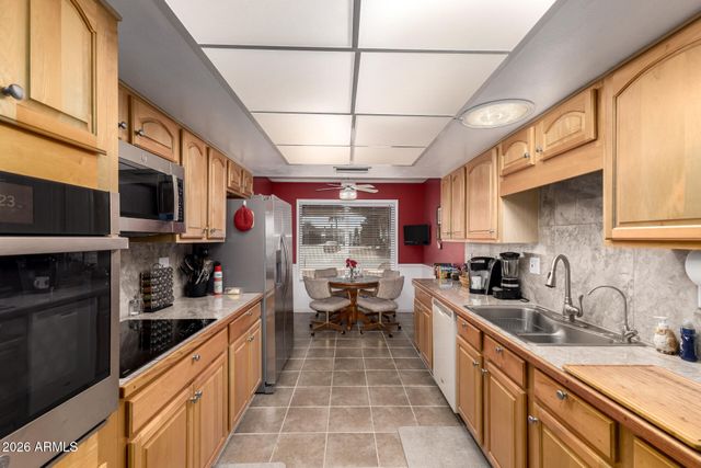 10910 W HUTTON Drive, Sun City, AZ 85351