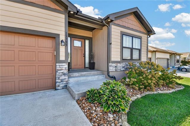 13755 NW 75th Street, Parkville, MO 64152