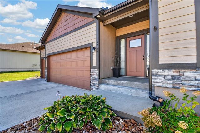 13755 NW 75th Street, Parkville, MO 64152