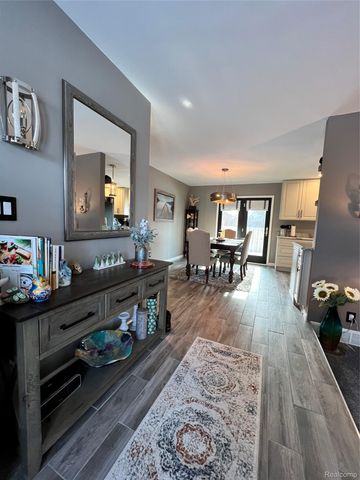 5045 Westcombe Lane N, West Bloomfield Charter Township, MI 48324