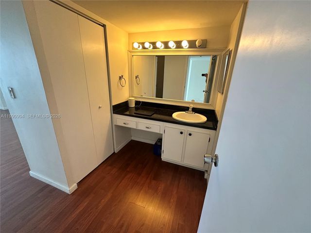 100 Bayview Dr 911, Sunny Isles Beach, FL 33160