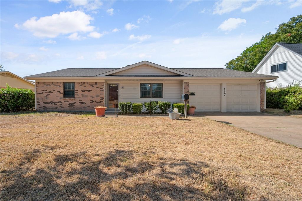 3504 Carriage Hill Drive, Forest Hill, TX 76140 — exterior