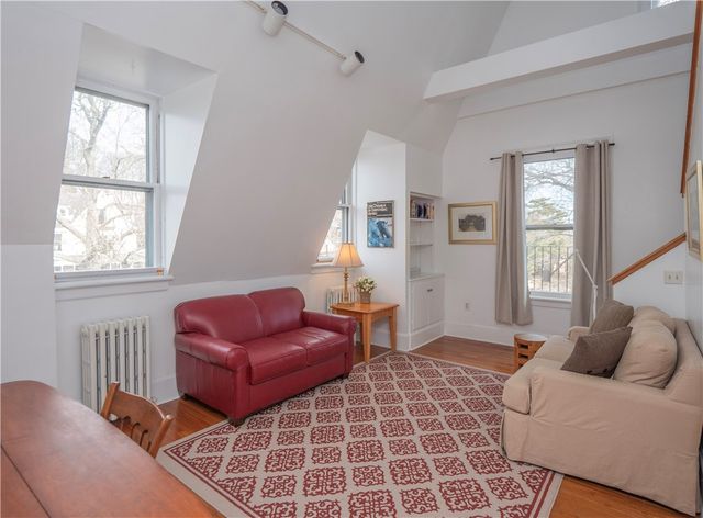 1 Oakwood Terrace 7, Newport, RI 02840