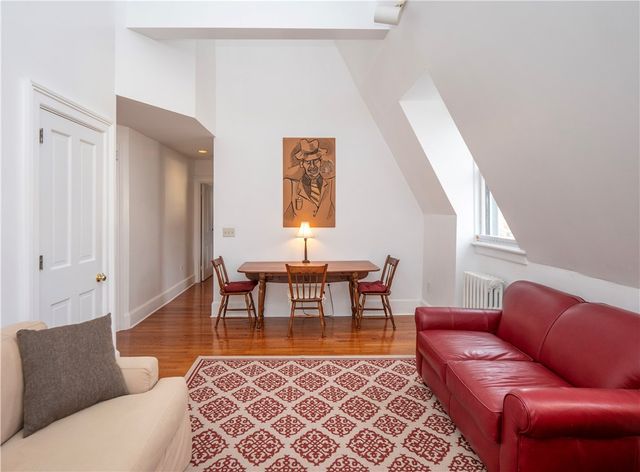 1 Oakwood Terrace 7, Newport, RI 02840