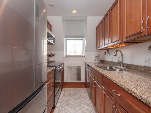 1 Oakwood Terrace 7, Newport, RI 02840