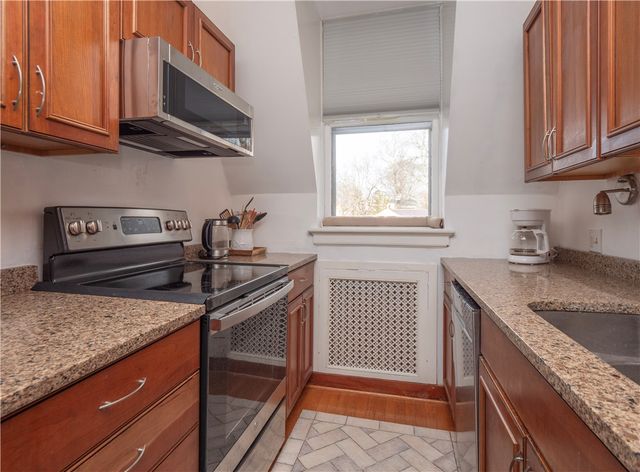 1 Oakwood Terrace 7, Newport, RI 02840