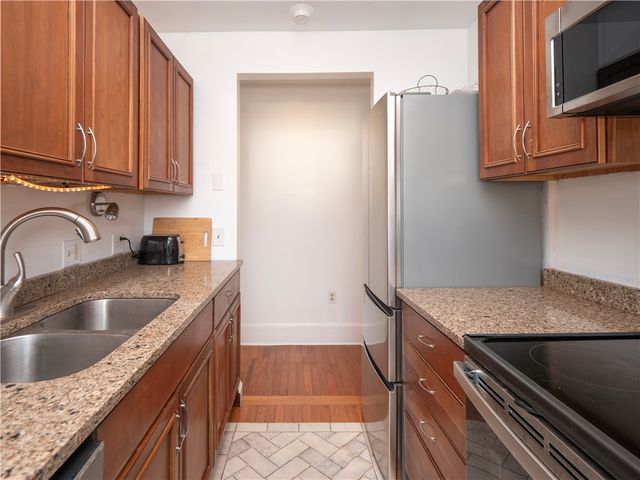 1 Oakwood Terrace 7, Newport, RI 02840