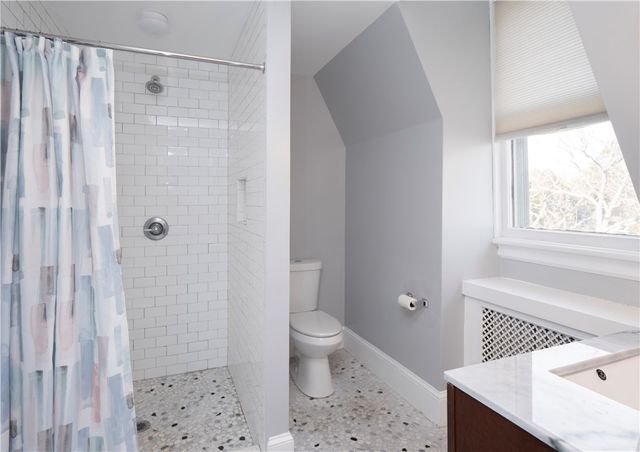 1 Oakwood Terrace 7, Newport, RI 02840