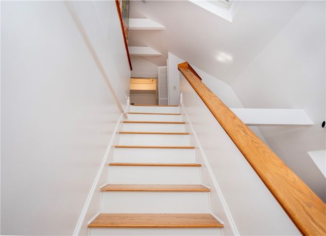 1 Oakwood Terrace 7, Newport, RI 02840