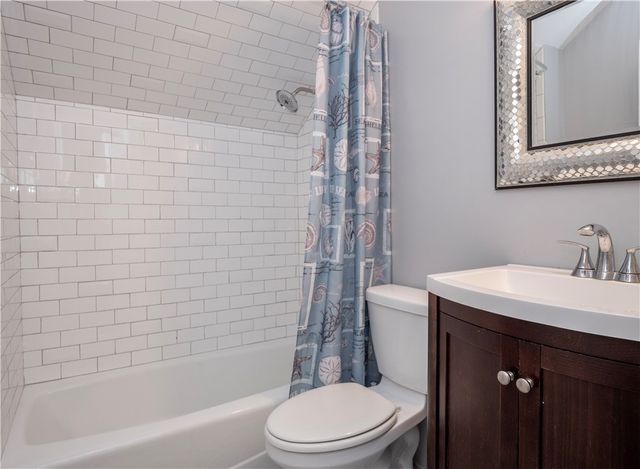 1 Oakwood Terrace 7, Newport, RI 02840