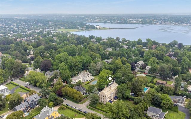1 Oakwood Terrace 7, Newport, RI 02840