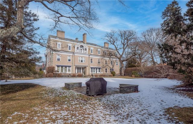 1 Oakwood Terrace 7, Newport, RI 02840