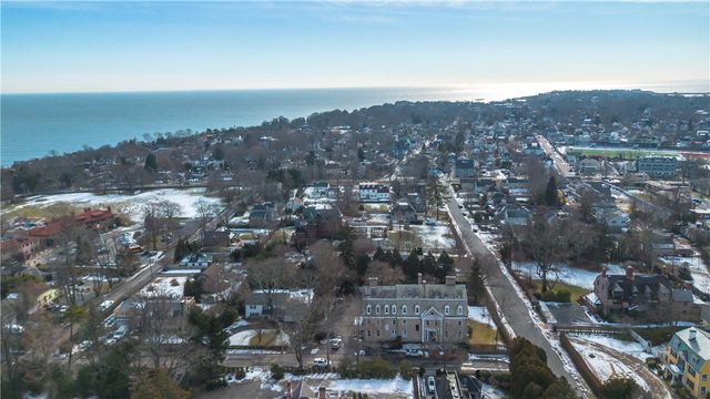 1 Oakwood Terrace 7, Newport, RI 02840