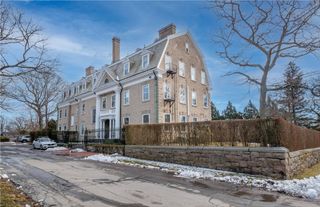 1 Oakwood Terrace 7, Newport, RI 02840