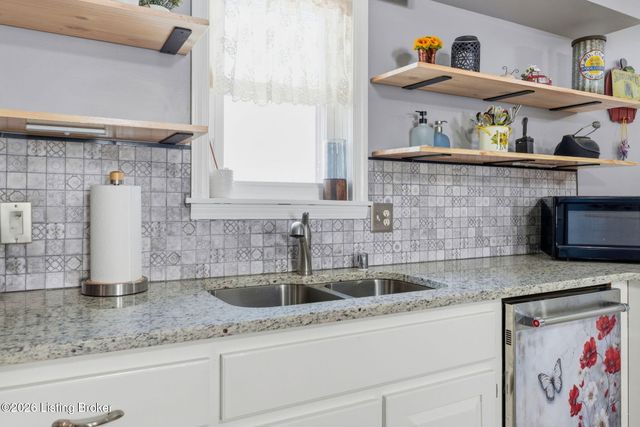 82 N Sunset Ave, Cecilia, KY 42724