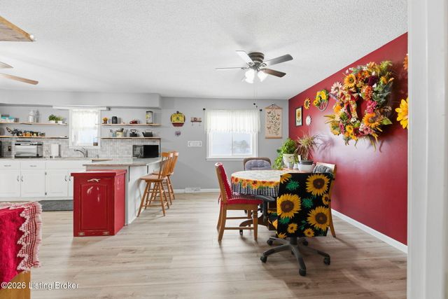 82 N Sunset Ave, Cecilia, KY 42724