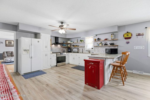 82 N Sunset Ave, Cecilia, KY 42724