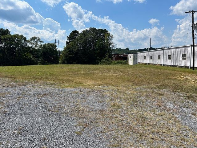 945 Riverbend Rd, Dalton, GA 30721