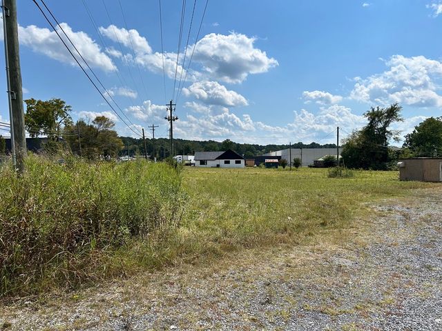 945 Riverbend Rd, Dalton, GA 30721