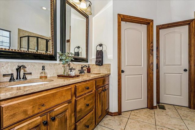 2521 N Rosemont Ct, Wichita, KS 67228