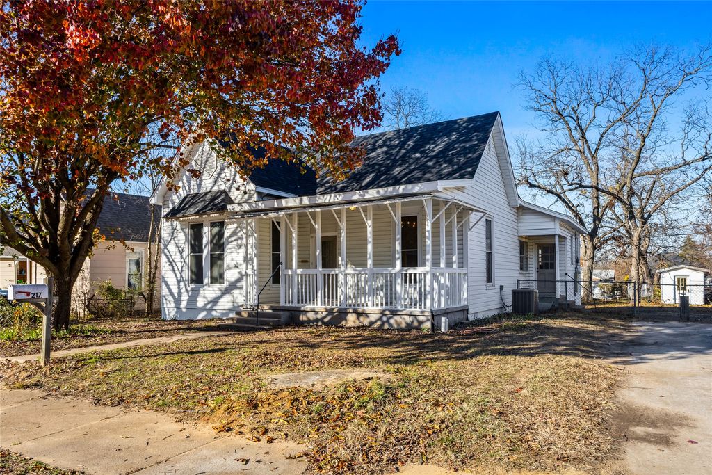 217 W Hull Street, Denison, TX 75020