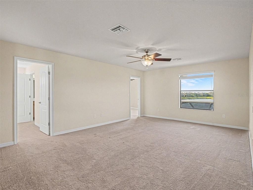 Image 12 of property listing at 6467 WILLOWSHIRE WAY, Bradenton, FL 34212