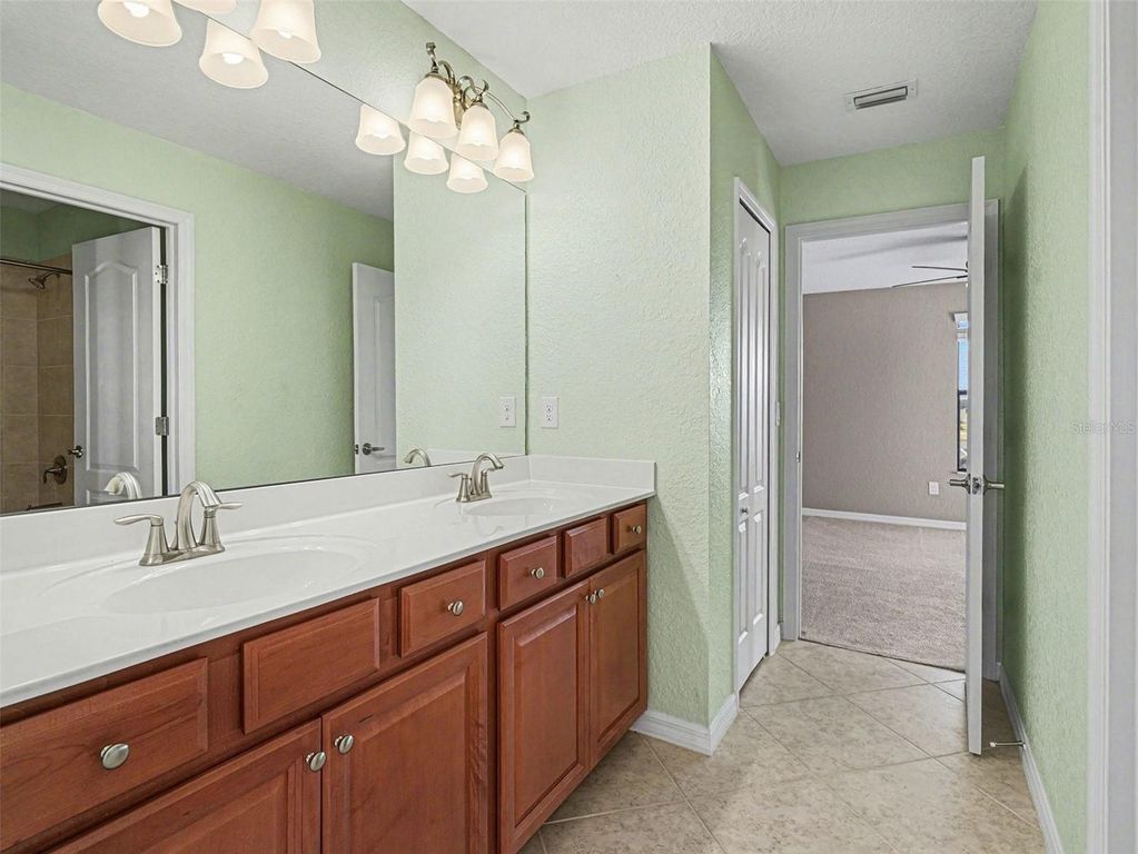 Image 16 of property listing at 6467 WILLOWSHIRE WAY, Bradenton, FL 34212