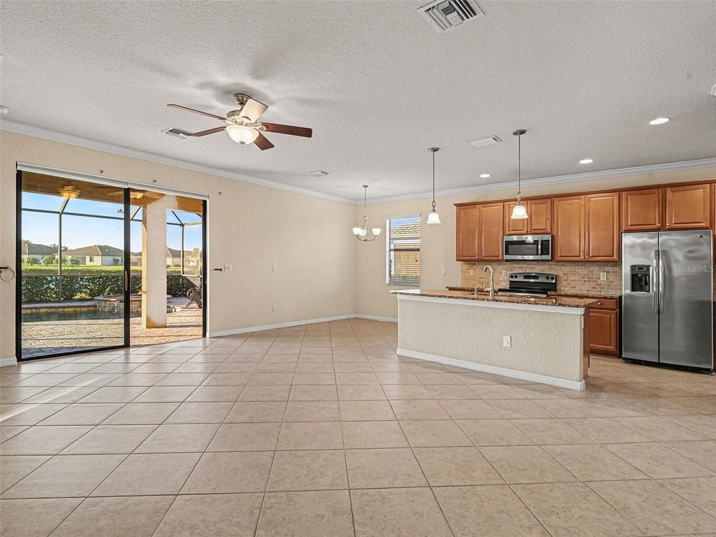 Image 4 of property listing at 6467 WILLOWSHIRE WAY, Bradenton, FL 34212