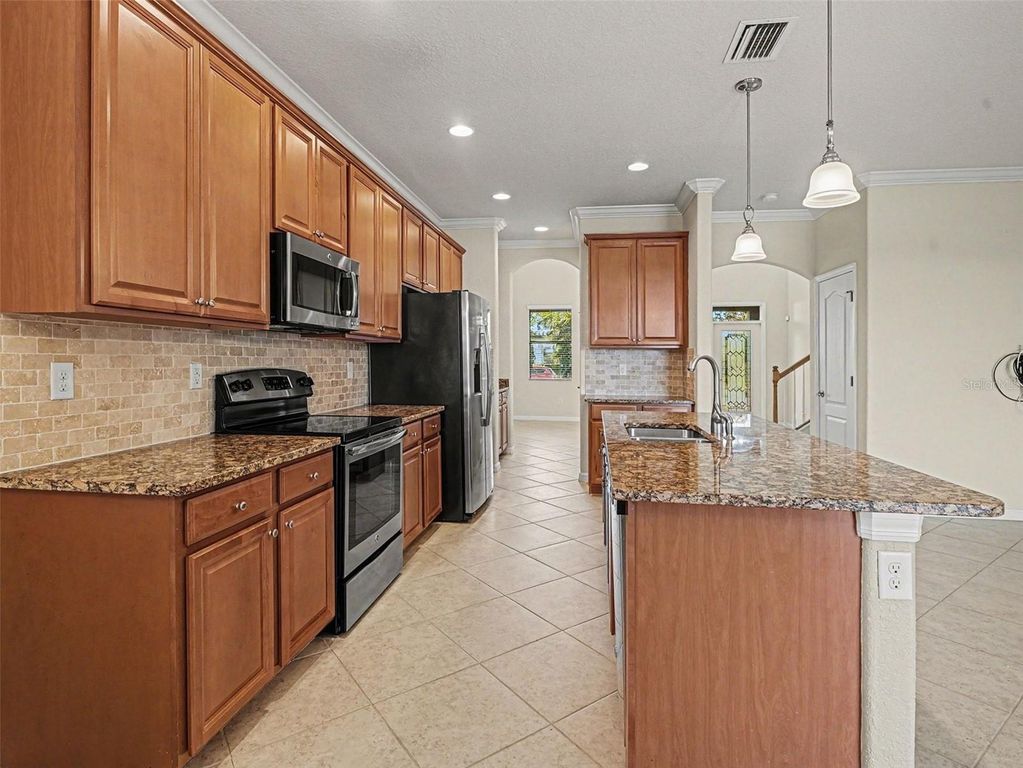 Image 5 of property listing at 6467 WILLOWSHIRE WAY, Bradenton, FL 34212