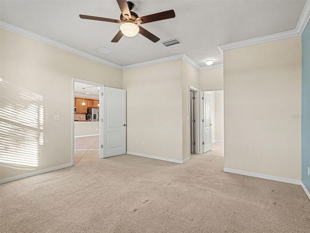 Image 7 of property listing at 6467 WILLOWSHIRE WAY, Bradenton, FL 34212