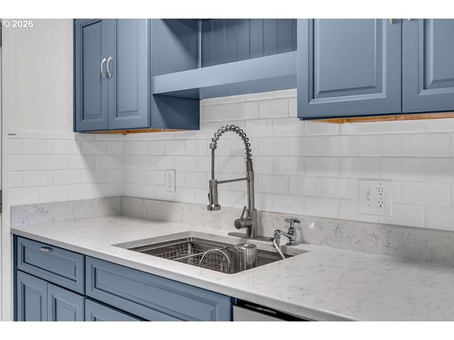 180 WOODCREST Ct, Woodburn, OR 97071