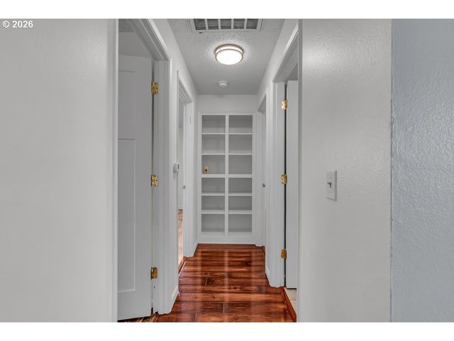 180 WOODCREST Ct, Woodburn, OR 97071