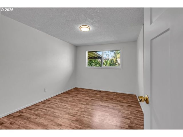 180 WOODCREST Ct, Woodburn, OR 97071