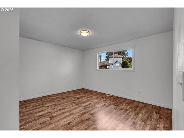 180 WOODCREST Ct, Woodburn, OR 97071