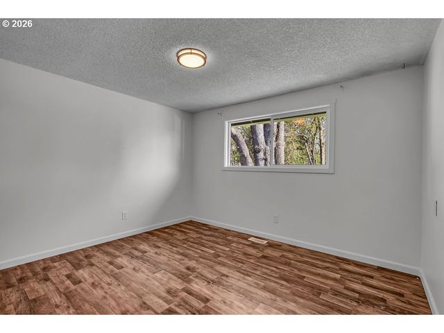 180 WOODCREST Ct, Woodburn, OR 97071