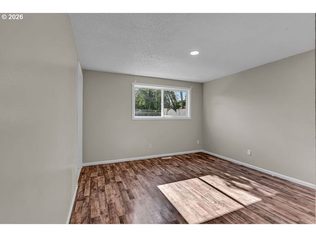 180 WOODCREST Ct, Woodburn, OR 97071