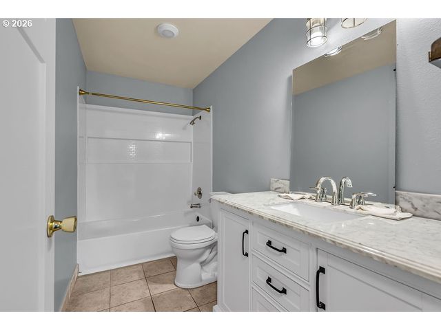 180 WOODCREST Ct, Woodburn, OR 97071