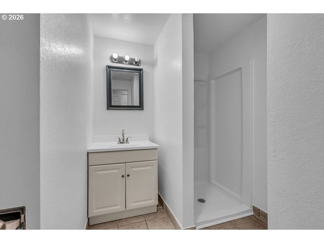 180 WOODCREST Ct, Woodburn, OR 97071