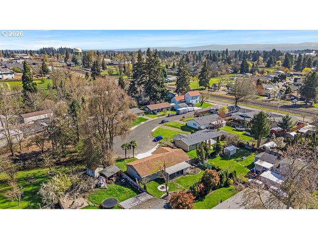 180 WOODCREST Ct, Woodburn, OR 97071