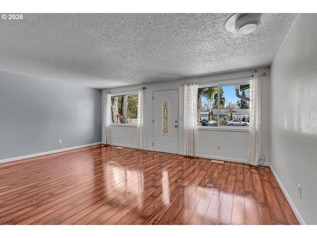 180 WOODCREST Ct, Woodburn, OR 97071