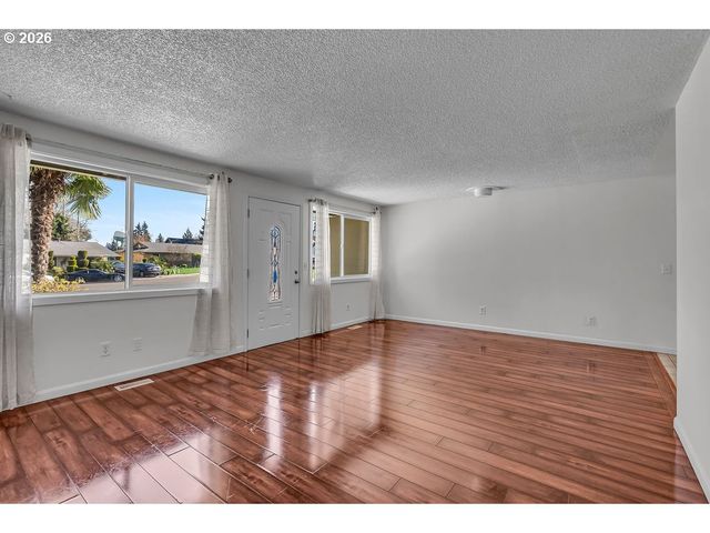 180 WOODCREST Ct, Woodburn, OR 97071