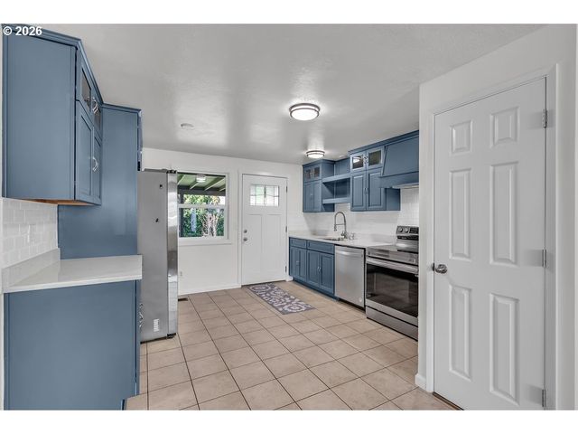 180 WOODCREST Ct, Woodburn, OR 97071