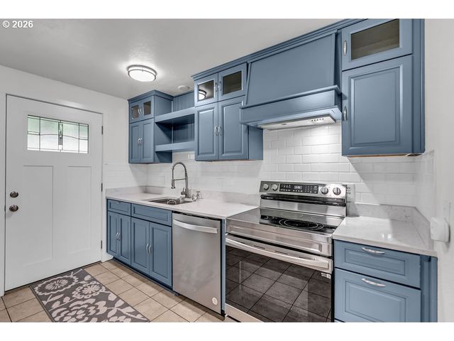 180 WOODCREST Ct, Woodburn, OR 97071