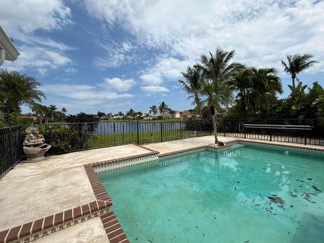 9215 Sun Pointe Drive, Boynton Beach, FL 33437