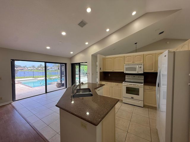 9215 Sun Pointe Drive, Boynton Beach, FL 33437