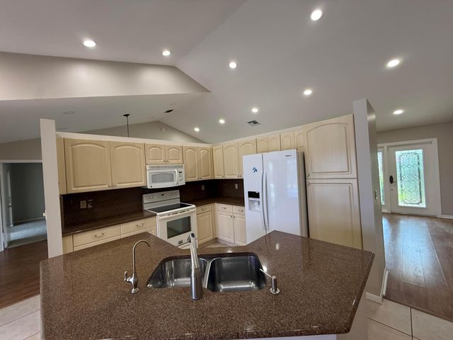 9215 Sun Pointe Drive, Boynton Beach, FL 33437