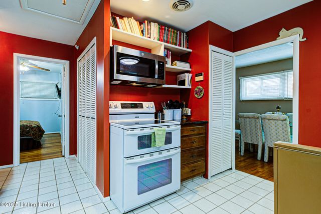 4820 Redstart Rd, Louisville, KY 40213