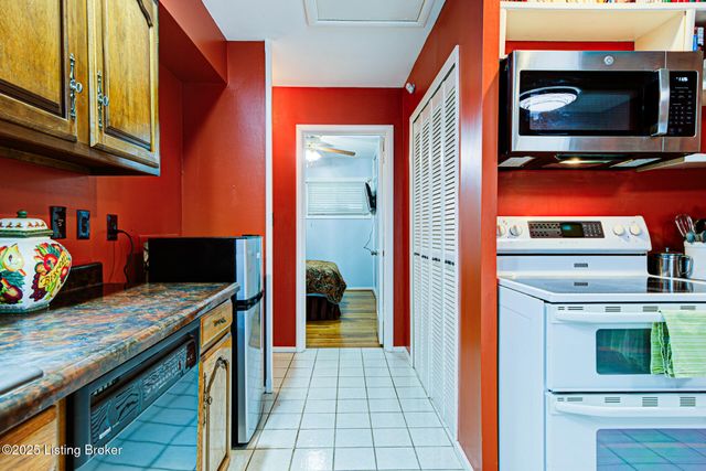 4820 Redstart Rd, Louisville, KY 40213