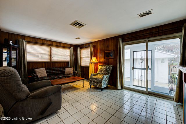 4820 Redstart Rd, Louisville, KY 40213