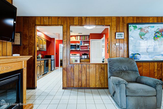 4820 Redstart Rd, Louisville, KY 40213